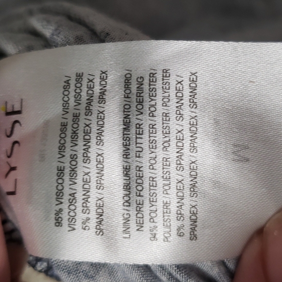 LYSSE tank with built in bra. - Picture 9 of 12